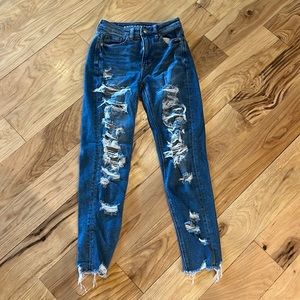 American Eagle stretch ripped jeans. size: 00. Mom jeans.